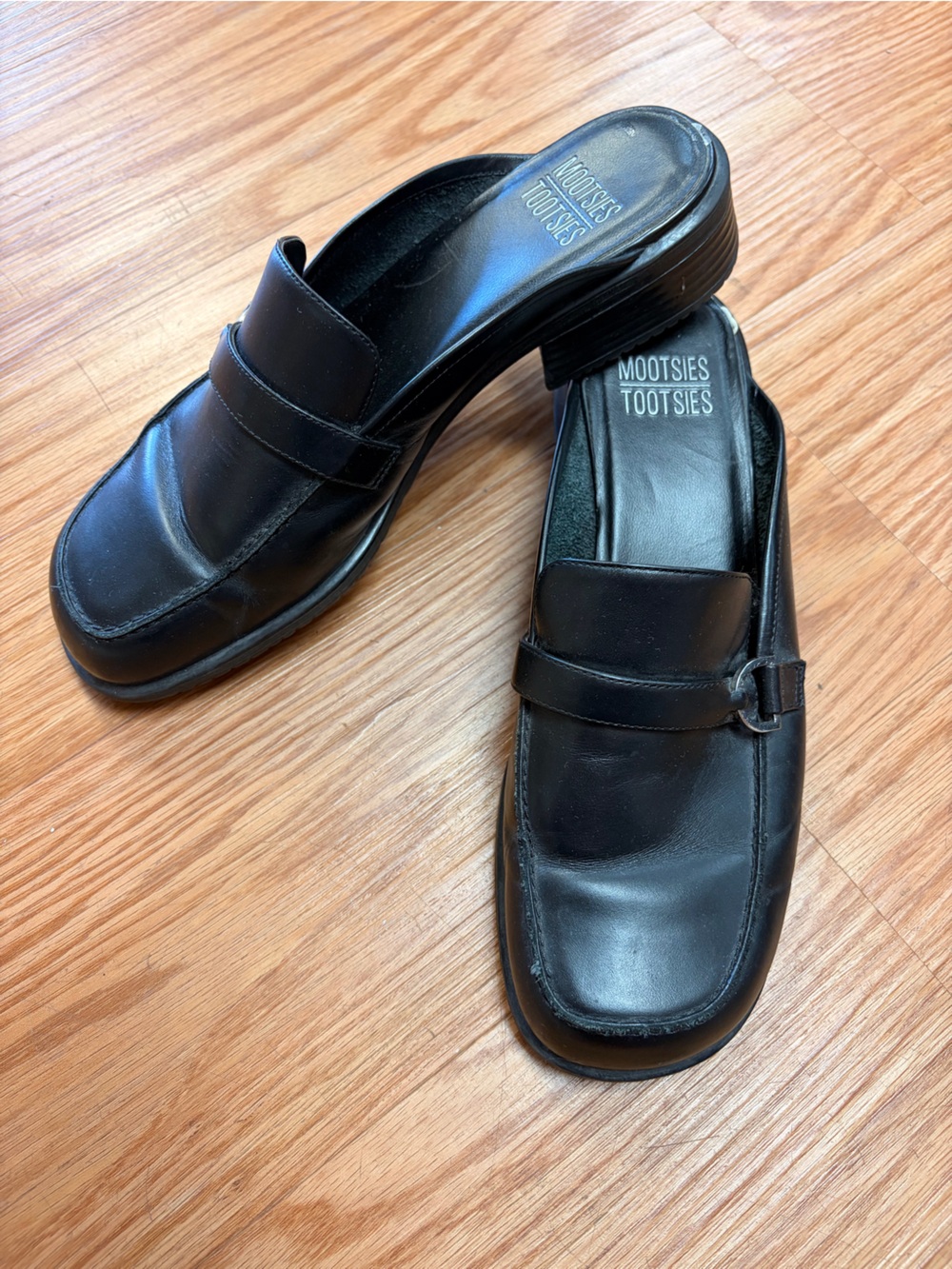 Vintage 90’s Mootsies Tootsies black leather backless slide on loafers